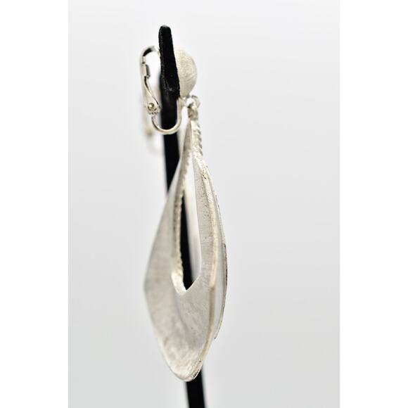 Vintage Oval Clip On Earrings Brushed Silver Textured Metallic Chunky NOS BinA18 - Picture 8 of 13